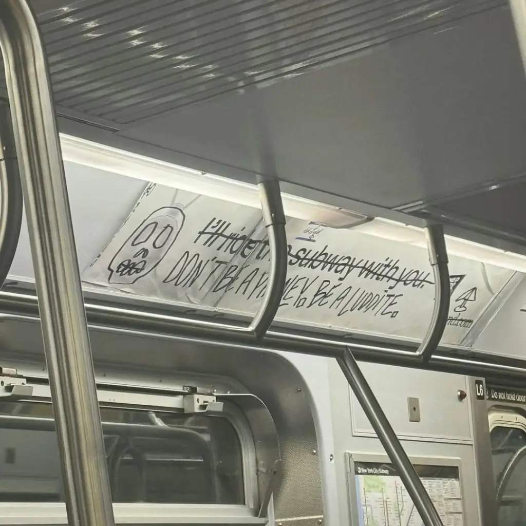 Anuncio vandalizado de Friend en el metro de Nueva York